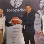Indosat Ooredoo Hutchison mendukung kompetisi basket IBL.