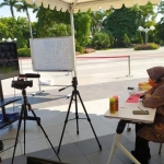 Wali Kota Risma saat melakukan sosialisasi protokol kesehatan kepada para pengurus tempat ibadah melalui video conference (vidcon) di Balai Kota Surabaya, Rabu (10/06/2020). (foto: YUDI A/ BANGSAONLINE)