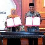 Gubernur Khofifah bersama Dirjen Pajak, Suryo Utomo, saat menunjukkan Nota Kesepakatan yang telah ditandatangani.
