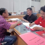 Wakil Sekretaris DPC PDIP Gresik Hanafi dan LO Imam Munawar menyerahkan kekurangan berkas Bacaleg. foto: SYUHUD/ BANGSAONLINE