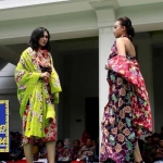 Dua orang model saat memperagakan busana batik Tjelaket Malangan di halaman Balai Kota Malang, Malang, Senin (2/10). foto: merdeka.com