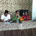 Ketua DPC PPP Gresik H. Ahmad Nadhir (tengah) memimpin rapat kordinasi. foto: SYUHUD/ BANGSAONLINE