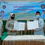 Rektor Uniska Prof. Dr. Ali Maschan Moesa dan Kepala BPN Kota Kediri Susilawati menunjukkan MoU yang baru ditandatangani. foto: MUJI HARJITA/ BANGSAONLINE