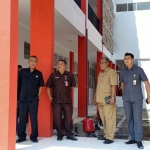Rombongan Komisi I DPRD Kota Blitar saat mengecek bangunan SMP Negeri 3, Selasa (14/1/2020).