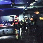 Petugas dari BNNK Surabaya saat melakukan razia di diskotik.