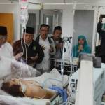 Wantimpres KHA Hasyim Muzadi saat jenguk Mathur Husairi di Rumah Sakit Dr Soetomo Surabaya. Foto: Tribunnews.com