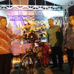 Plt. Sekdakab Pamekasan Moh. Alwi didampingi Forkopimda saat membuka festival seni unggulan.