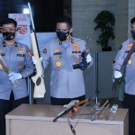 Kadiv Humas Polri Irjen Argo Yuwono saat menunjukkan sejumlah senjata rakitan yang diamankan dari bungker di rumah Upik Lawanga di Lampung.