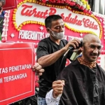 Abraham Samad ketika cukur gundul di Gedung KPK Jakarta,  Kamis (23/11/2023). Foto: liputan6