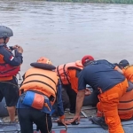Petugas gabungan saat menyisir Sungai Brantas di Jombang. Foto: Ist