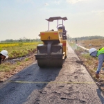 Proses perbaikan jalan penghubung Desa Sidoluwih dan Desa Mojowarno.