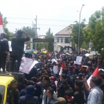 Aksi mahasiswa di depan Kantor DPRD Bangkalan menolak revisi RUU KUHP dan UU KPK.