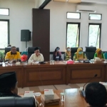 Hearing antara komisi IV, dinas kesehatan, Dirut RSUD Bangil, dan aktivis LSM membahas program UHC di Kabupaten Pasuruan.