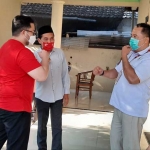 Dhito saat disambut oleh H. Pujianto, Ketua Laskar Tani Desa Jabon dan Ketua DPC Partai Gerindra Kabupaten Kediri, Arief Junaidi. foto: MUJI HARJITA/ BANGSAONLINE