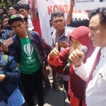 Yusril Ihza Mahendra yang akan bersidang di PN Surabaya secara spontan didaulat massa korban Apartemen Sipoa untuk menjadi penasehat hukum. Foto: DIDI R/BANGSAONLINE