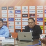 Hanif Marjuni (Media dan Public Relation PT Liga Indonesia Baru)  saat jumpa pers di Lamongan.