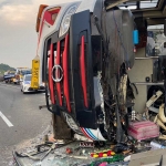 Anggota PJR Ditlantas Polda Jatim saat menunjukkan kondisi Bus Tentrem usai alami kecelakaan di Jalan Tol Sidoarjo-Porong, Senin (4/12/2023).