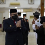 Bupati Kediri, Hanindhito Himawan Pramono, saat memberi ucapan selamat kepada pejabat Pemkab Kediri yang baru dilantik. Foto: Ist