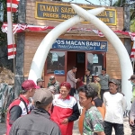 Massa aksi ketika menggelar demo di Taman Safari Indonesia II Prigen, Kabupaten Pasuruan.