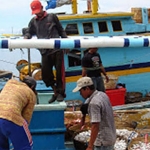 Nelayan sedang beraktivitas di pesisir pantai Probolinggo.