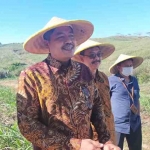 Dirjen Agro Kemenperin saat meninjau kebun tebu di Desa Ngeni, Kecamatan Wonotirto, Kabupaten Blitar.