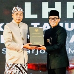 Bupati Pamekasan, Baddrut Tamam, saat menerima penghargaan WTP.