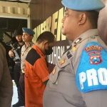 Pelaku bersama anggota Polres Pelabuhan Tanjung Perak.