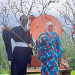 Gubernur Khofifah dan Bupati Suprawoto berpose ala Jepang di Taman Wisata Genilangit yang instagramable berlatar pemandangan negeri Sakura. foto: DIDI ROSADI/ BANGSAONLINE