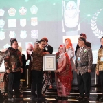 Wakil Bupati Gresik, Aminatun Habibah, saat menerima penghargaan dari Menteri Kesehatan, Budi Gunadi Sadikin. Foto: Ist