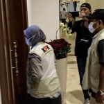 Penyidik KPK saat melakukan penggeledahan di Kantor Pemprov Jatim, Jl. Pahlawan, Surabaya. Foto: CNN