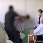 Tangkapan layar video kekerasan yang dilakukan oleh seorang oknum guru di Kota Surabaya.
