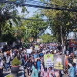 AKSI DAMAI: Puluhan ribu warga dari 14 kecamatan mengepung kantor Pemkab Sampang mendukung kinerja Pj Bupati Rudi Arifianto. Foto: MUTAMMIM/ BANGSAONLINE