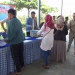 Pembagian SHM yang dilakukan petugas kepada warga di Desa Sumber Agung, Kecamatan Sumberbaru, Jember.
