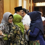 Dr. H. Soekarwo Beserta Ibu Dra.Hj.Nina Soekarwo Bersilaturahmi Dengan Seluruh Staf Di Lingkungan Pemprov Jatim.
