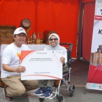Plt Direktur Utama Bank DKI, Amirul wicaksono, saat menyerahkan bantuan untuk penyandang disabilitas.
