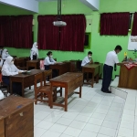 Pembelajaran tatap muka di salah satu sekolah di Kota Blitar. (foto: ist)