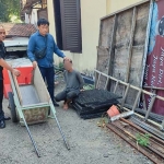 Petugas saat menangkap pencuri besi  pada Pabrik Gula yang terletak di Desa Gempolkerep, Kecamatan Gedeg, Kabupaten Mojokerto.