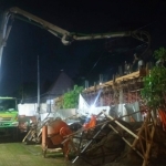 Pembangunan garasi Pendopo Pemkab Pasuruan yang dikerjakan CV.  Suka Rahma Konstruksi pada malam hari.