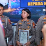 Kasatlantas Polres Malang, AKP Agnis Juwita Manurung, saat menerima penghargaan.
