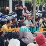 Massa aksi saat berbincang dengan polisi di Balai Kota Kediri. Foto: MUJI HARJITA/BANGSAONLINE