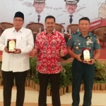 Kepala Bakesbangpol Bambang Setyawan (tengah) bersama Kakanwil Kemenhan Jatim Brigjen TNI (Mar) Suhono (kanan)  dan Kepala Diklat Kementrian Agama Moh. Toha (kiri). 