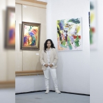 Nadira Zahra Ramadina berpose saat pameran tunggal Galeri Prabangkara di Taman Budaya Jawa Timur.