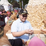 Bupati Hanindhito saat ikut membagikan tahu secara gratis kepada warga yang hadir. Foto: Ist. 