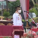 Wakil Wali Kota Batu Punjul Santoso saat memimpin  upacara penurunan bendera di Halaman Balai Kota Among Tani, Rabu (17/8/2022) sore.