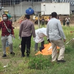 Petugas kepolisian saat olah TKP penemuan mayat gantung diri di dalam sebuah warung di Jalan Semambung, Kecamatan Gedangan, Kabupaten Sidoarjo.