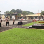 Kapolres Mojokerto, AKBP Apip Ginanjar, saat memimpin upacara sertijab pejabat utama di wilayahnya.