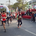 MERIAH: Peserta Lomba Lari Lusi 10K berangkat dari garis start di Jl Ponti, Minggu (1/12). foto: MUSTAIN/ BANGSAONLINE