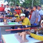 Wakil Wali Kota Pasuruan Adi Wibowo (dua dari kanan) saat mencoba menembak.