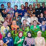 Ketua Umum IKA Unair, Khofifah Indar Parawansa, saat menghadiri Halal Bihalal dan Reuni IKA Unair Jawa Tengah di Semarang.