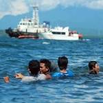 Tim SAR berusaha menyematkan para penumpang yang tumpah ke laut setelah Kapal LCT Rafelia II tenggelam di perairan selat Bali, Jumat (4/3).
